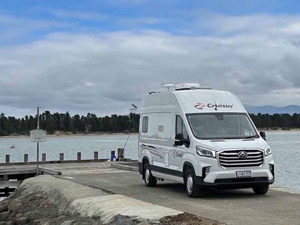 2-Bett HiTop Camper in Australien / ©Photo: Cruisin Ein 2-Personen HiTop Camper an einem Bootssteg in Australien