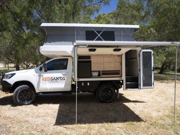 Ein Geländewagen Luxus Modell mit Schattenmarkise und aufgestelltem Dach. Image ©RedSands Campers Ein Geländewagen Luxus Modell mit Schattenmarkise und aufgestelltem Dach.