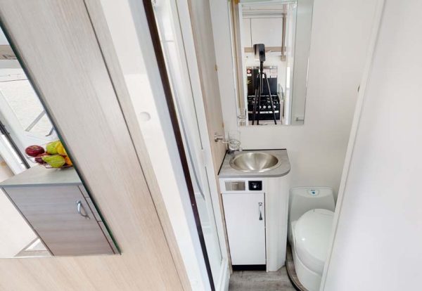 Eine geteilte Dusch- und Toilettenkabine in einem Wohnmobil in Australien/ Photo: © CRUISIN Motorhomes Eine geteilte Dusch- und Toilettenkabine in einem Wohnmobil in Australien