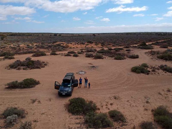 Geländewagen im Outback von Australien