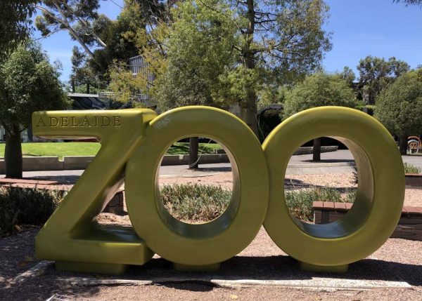 Adelaide Zoo Logo am Eingang