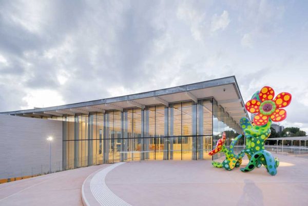 Außenansicht des 'Welcome Plaza of the Art Gallery of New South Wales’ neues Gebäude, mit der Skulptur von Yayoi Kusama 'Flowers that Bloom in the Cosmos'