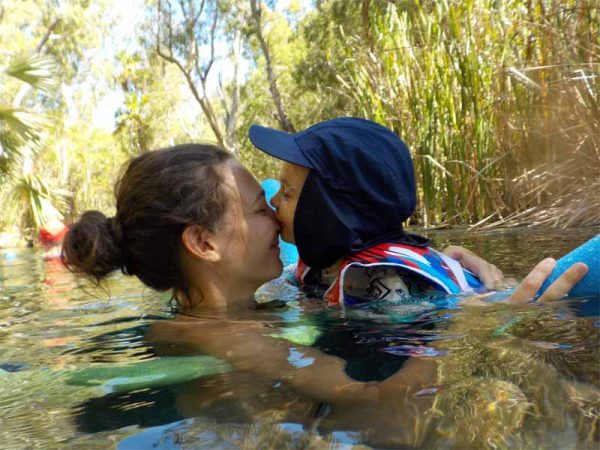 In den Bitter Springs im Northern Territory, küsst ein Kind seine Mutter auf die Nase.