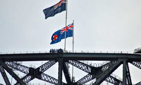 Teilnehmer des Bridge Climb an der Spitze der Sydney Harbour Bridge