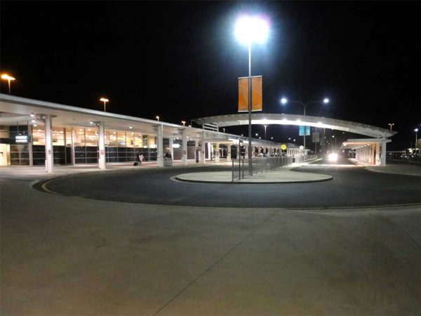 Flughafen von Cairns in Queensland, Australien am Abend.