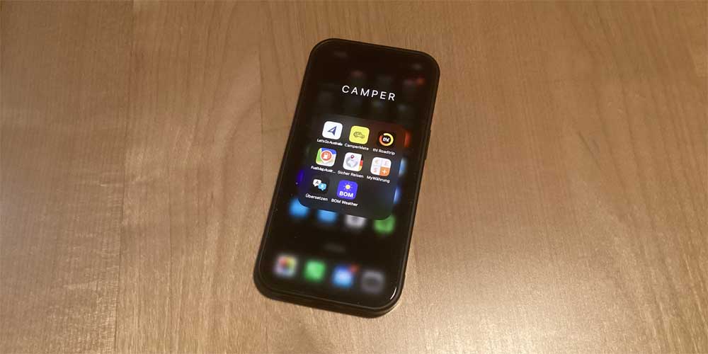Ein iPhone mit Apps für Australien auf dem Bildschirm
