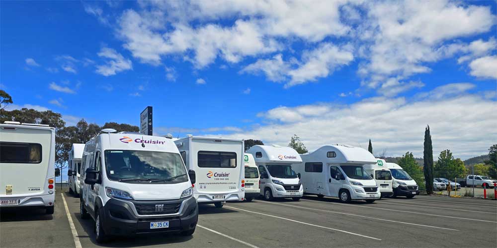 Verschiedene Campermodelle in Australien stehen in einer Niederlassung auf dem Parkplatz und warten darauf von Kunden abgeholt zu werden.