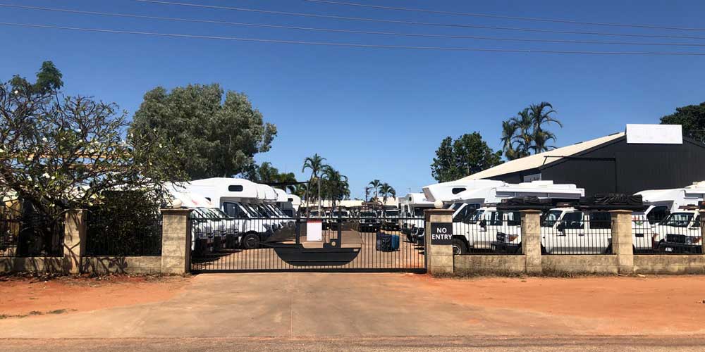Ein Parkplatz voll mit Campern und Wohnmobilen in Australien