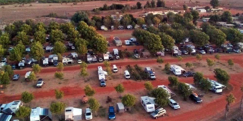 Ein Campingplatz in Australien aus der Sicht einer Drohne