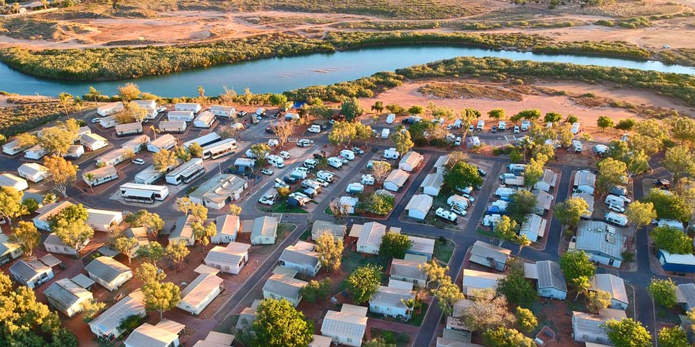 Ein Campingplatz in Australien, aufgenommen von einer Drohne aus der Luft