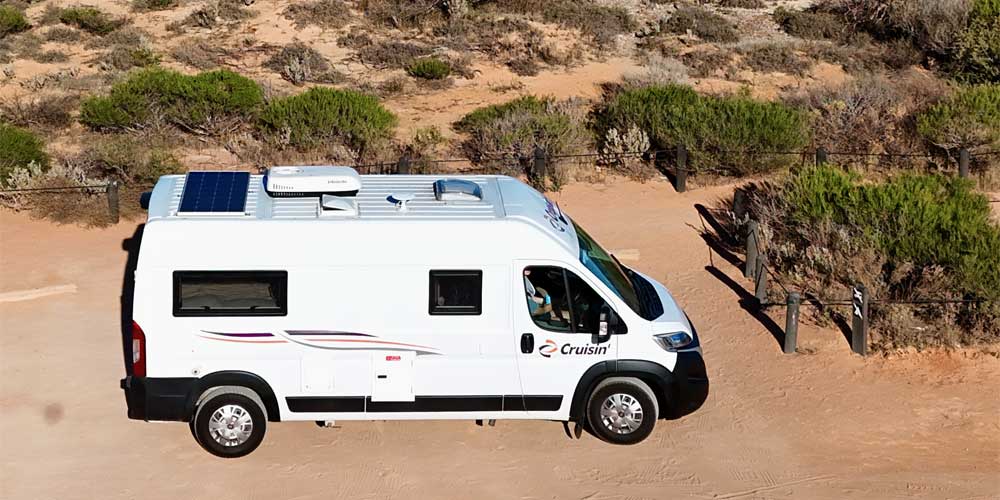 Ein Campervan an der australischen Küste
