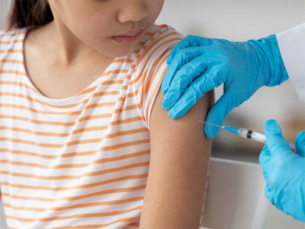 Ein Kind wird in einer Praxis geimpft/ Foto. envato Ein Kind wird in einer Praxis geimpft