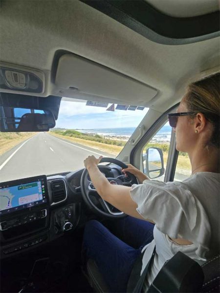 Eine Frau steuert als Fahrerin ein Wohnmobil in Australien./ ©Photo: MietCamper Australien Eine Frau steuert als Fahrerin ein Wohnmobil in Australien.