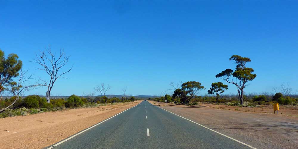 Eine Landstraße in Australien.