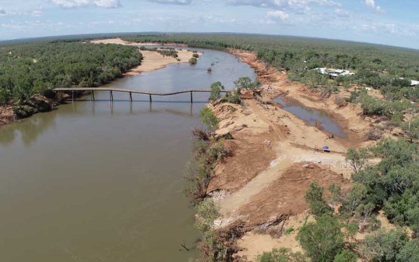 Luftaufnahme der stark beschädigten Fitzroy River Bridge in Western Australia