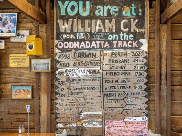 Ein handgemalter Wegweiser im William Creek Hotel / ©Photo: heidi who photos Ein handgemalter Wegweiser mit Entfernungen zu verschiedenen Orten in ganz Australien im William Creek Hotel, am Oodnadatta Track