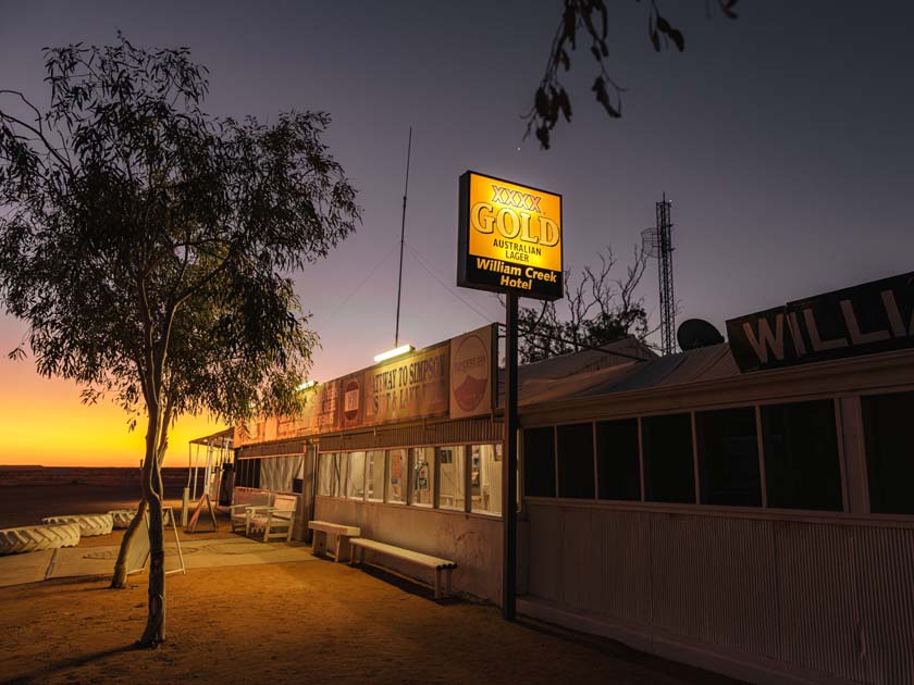 Das William Creek Hotel in Südaustralien am Abend in untergehender Sonne