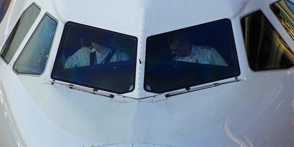 Flugzeugcockpit von außen mit 2 Piloten