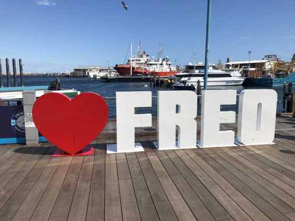 Ein großes Schild "FREO" im Hafen von Fremantle