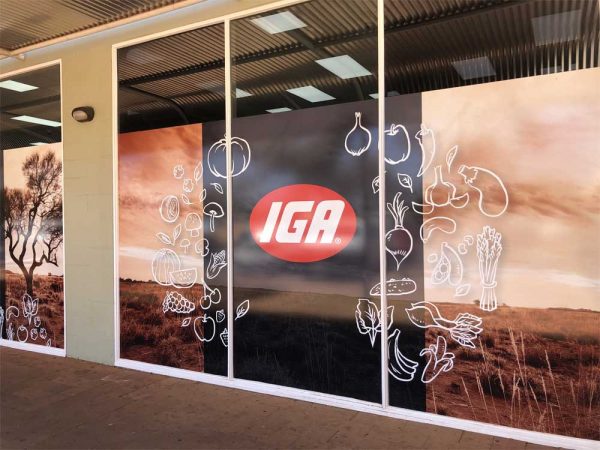 Front des IGA Supermarkt in Alice Springs