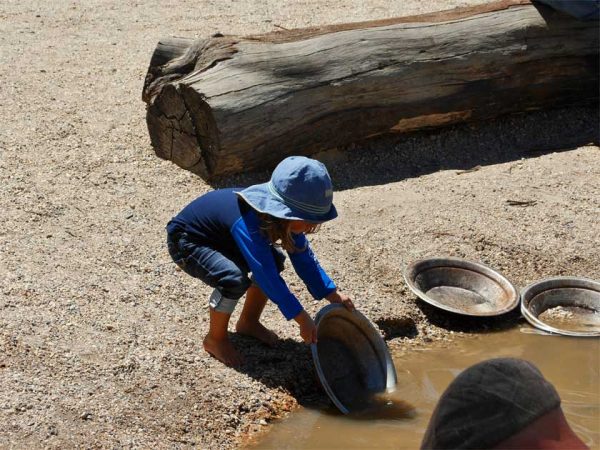Ein Kind wäscht Gold in einem Museumsdorf in Australien / ©Photo: MietCamper Australien Ein Kind wäscht Gold in einem Museumsdorf in Australien.