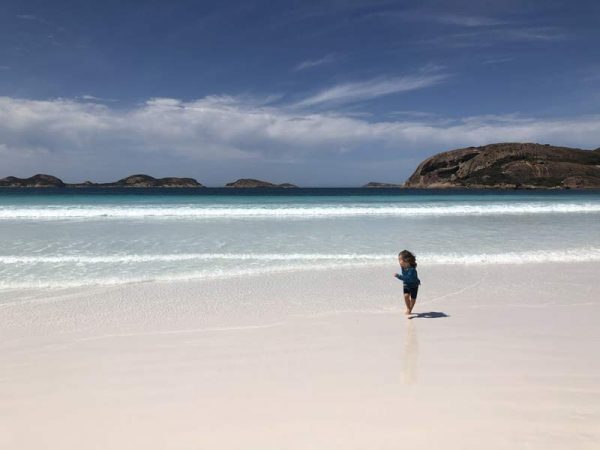 Kind am Strand in der Lucky Bay in Western Australia