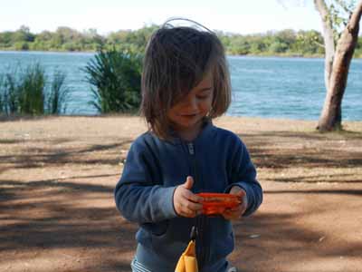Das Ergebnis wird geprüft: Jona mit der Nikon Coolpix W150 auf dem Campigplatz in Kununurra Australien ©MCA