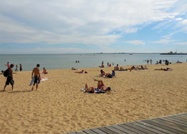 Menschen am Strand von St. Kilda Beach in Melbourne