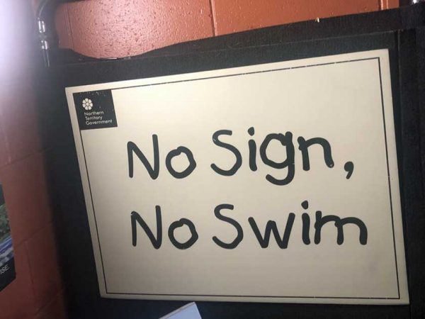 Ein Schild in Australien mit der Aufschrift: No sign, no swim/ ©Photo: MietCamper Australien Ein Schild in Australien mit der Aufschrift: No sign, no swim