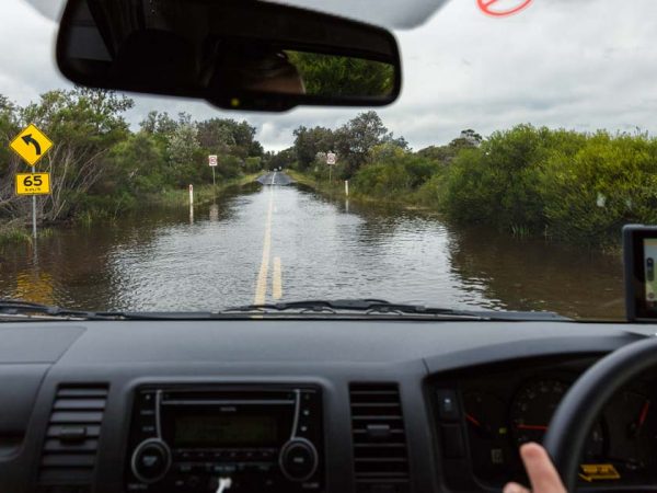 Eine überflutete Straße im Norden von Australiens/ ©Photo: thl-BRITZ Camper Eine überflutete Straße im Norden von Australiens, aus Sicht der Fahrerkabine