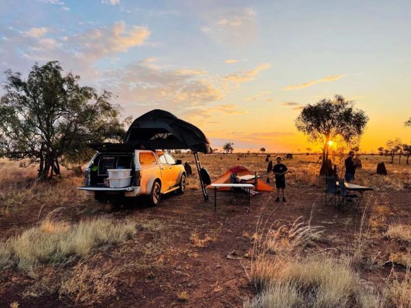 Ein Geländewagen im Outback in Australien/ ©Photo: thl-Britz Ein 4WD-Geländewagen mit einem Dachzelt campt im Sonnenuntergang im Outback in Australien