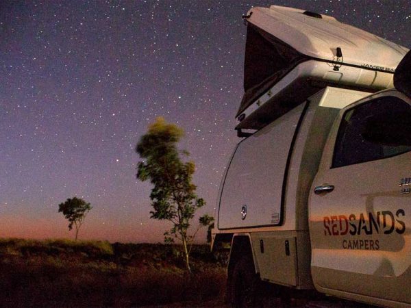 Ein 4WD Camper steht im Outback in der Nacht. Über ihm der Sternenhimmel Australiens./ ©Photo: RedSands Camper Ein 4WD Camper steht im Outback in der Nacht. Über ihm der Sternenhimmel Australiens.