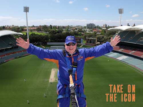 Ein Mann steht auf dem Dach des Adelaide Oval