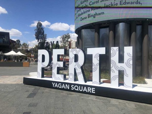 Ein Perth Schriftzug am Yagan Square in Perth, Western Australia