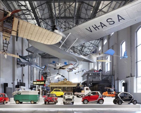 Eine Installation von Micro-Cars im Powerhouse Museum in Sydney, Australien