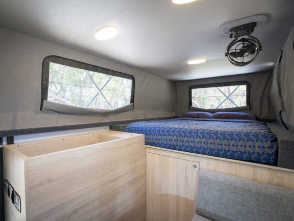 Innenraum eines 4WD mit 2 Schlafplätzen/ ©Photo: RedSands Camper Innenraum eines 4WD mit 2 Schlafplätzen