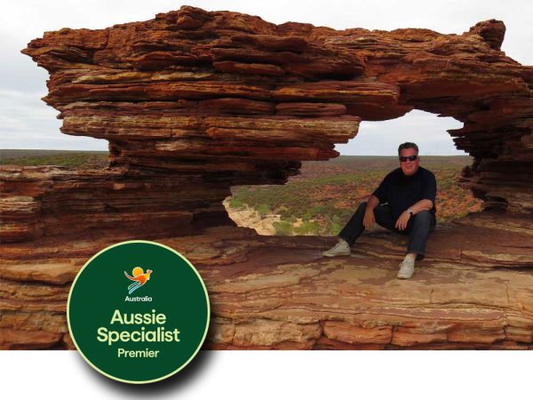 Sebastian: Premier Aussie Specialist und Gründer von MietCamperAustralien. Photo: ©MietCamperAustralien Sebastian: Premier Aussie Specialist und Gründer von MietCamperAustralien, sitzt im Kalbarri-National Par im Naturel Window