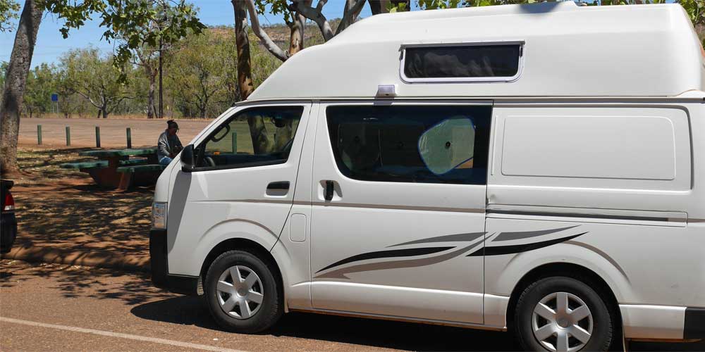 Camper in Australien mit Sonnenblende an der Seitenscheibe