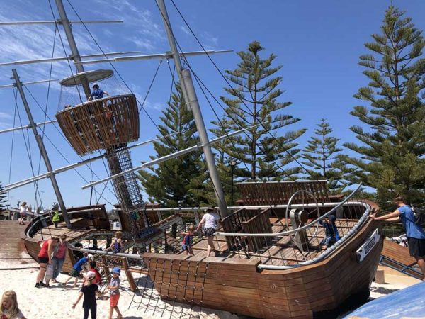 Spielplatz mit einem großen Holzschiff in Busselton, Western Australia