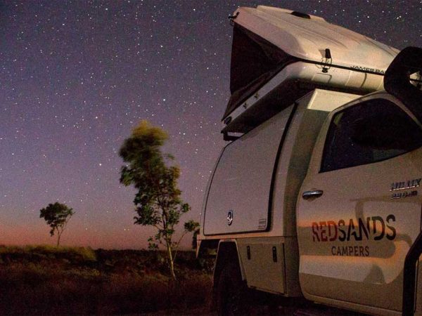 Ein 4WD von RedSands Campers unter dem australischen Sternenhimmel/Foto: ©RedSands Campers Ein 4WD von RedSands Campers unter dem australischen Sternenhimmel