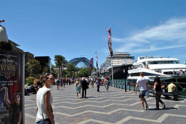 Menschen am Hafen von Sydney