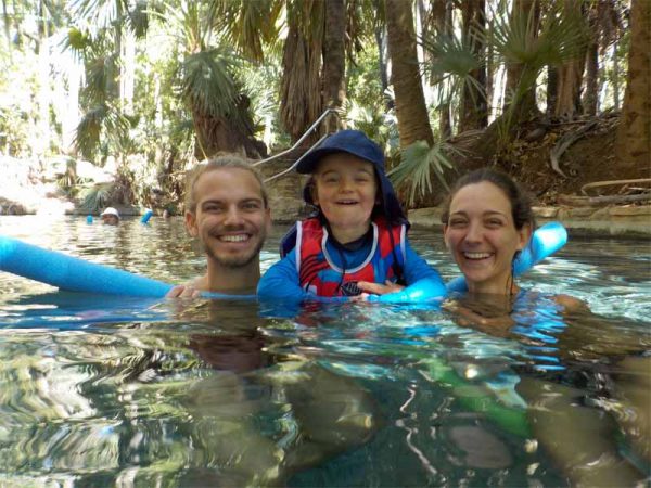 Familie im Wasser im Thermal Pools von Mataranka, Australien.