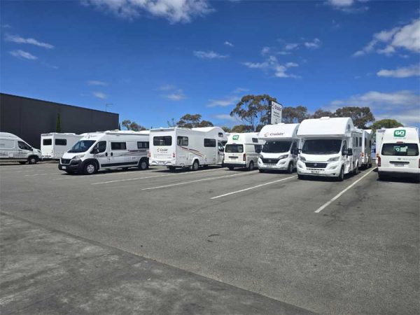 Mehrere, verschiedenen Wohnmobile und Camper stehen auf dem Parkplatz des australischen Vermieters CRUISIN/ ©Photo: MietCamper Australien Mehrere, verschiedenen Wohnmobile und Camper stehen auf einem Parkplatz eines australischen Vermieters