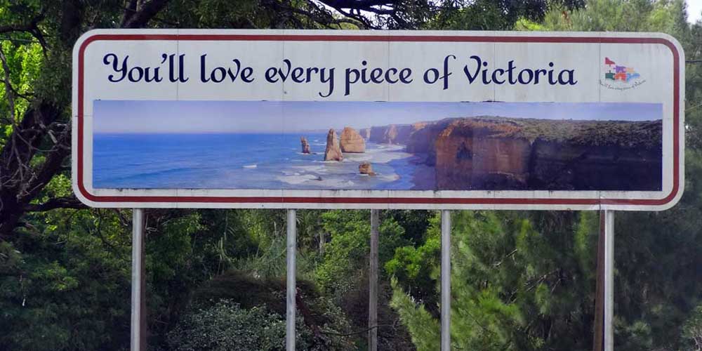 Straßenschild vom Bundesstaat Victoria in Australien mit dem Text: We'll love every piece of Victoria