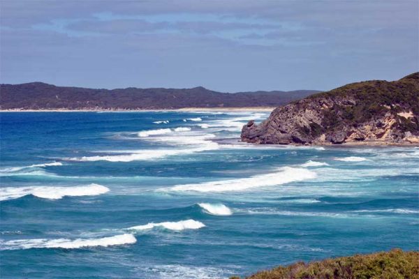 Küste von Western Australia, mit schäumenden Wellen
