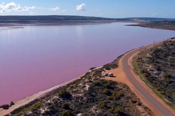 Ein rosafarbener See an einer Straße in Western Australia.
