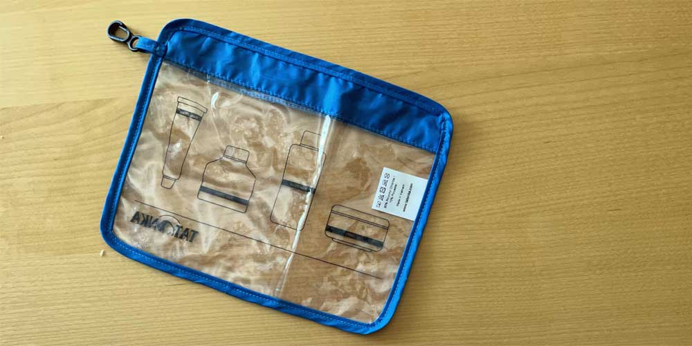 Eine durchsichtige Plastiktasche zur Mitnahme von Flüssigkeiten bei Flügen