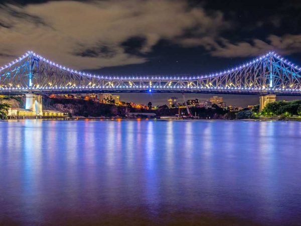 Die beleuchtete Story Bridge in Brisbane bei Nacht.