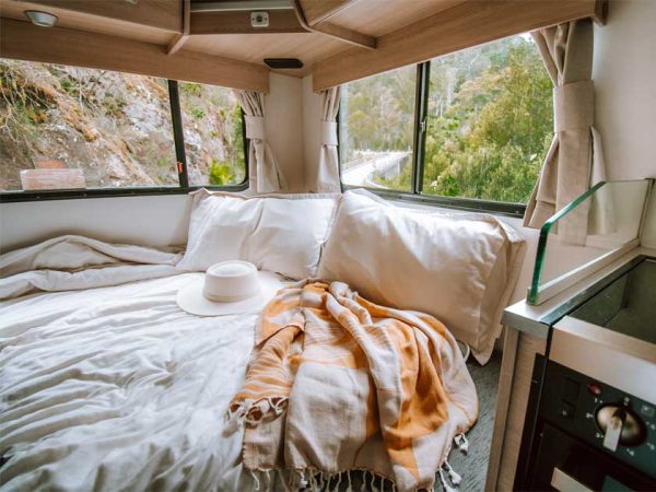 Ein frisch gemachtes Doppelbett im hinteren Teil in einem australischen Camper./ ©Photo: Cruisin Motorhomes Ein frisch gemachtes Doppelbett im hinteren Teil in einem australischen Camper.