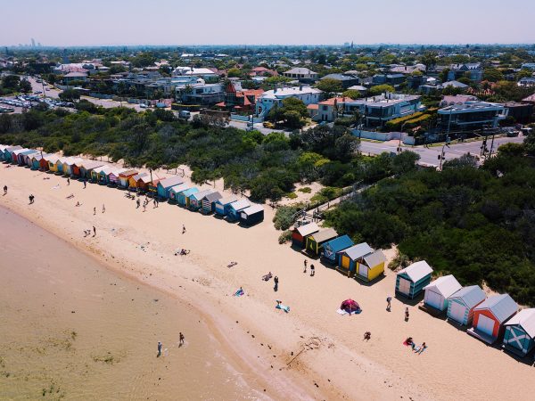 Luftaufnahme des Dendy Street Beach mit den Bathing Boxes in Melbourne Australien